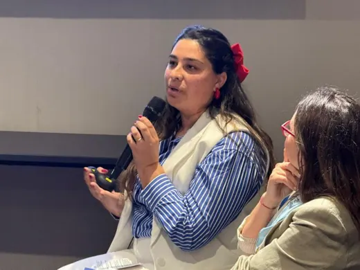 Cote habla con micrófono durante un panel