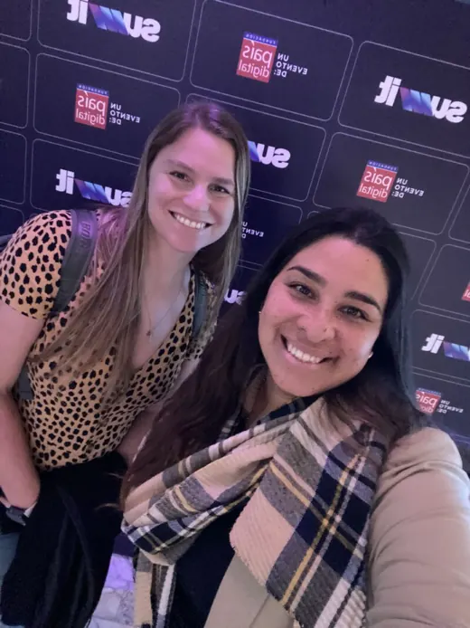 Selfie de Cote con una colega en el Summit País Digital