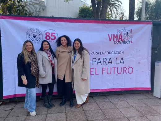 Cote con tres colegas frente al lienzo de VMA Connect